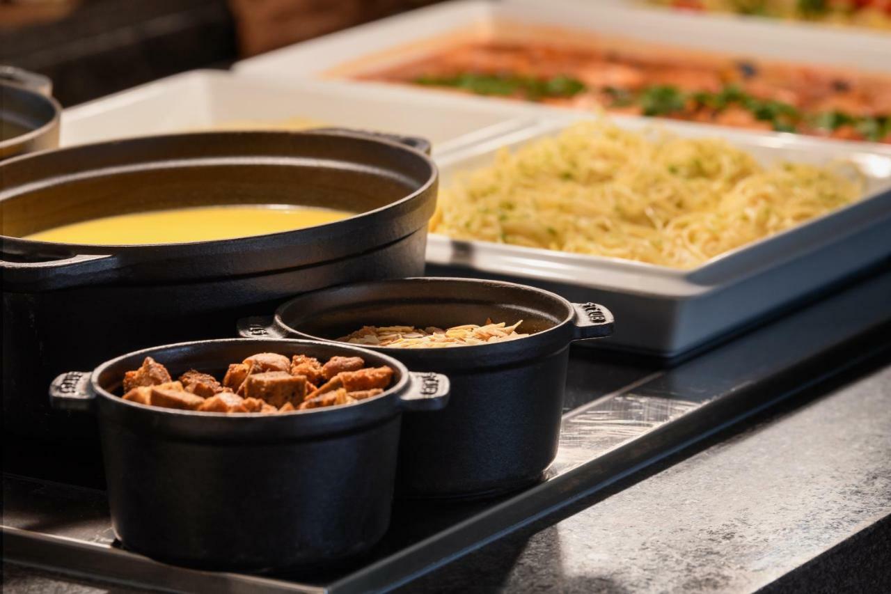 Pestana Vila Sol - Vilamoura Premium Golf Resort Екстер'єр фото A selection of food at a buffet